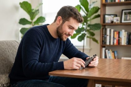 jeune homme utilisant une cigarette électronique dans un cadre confortable