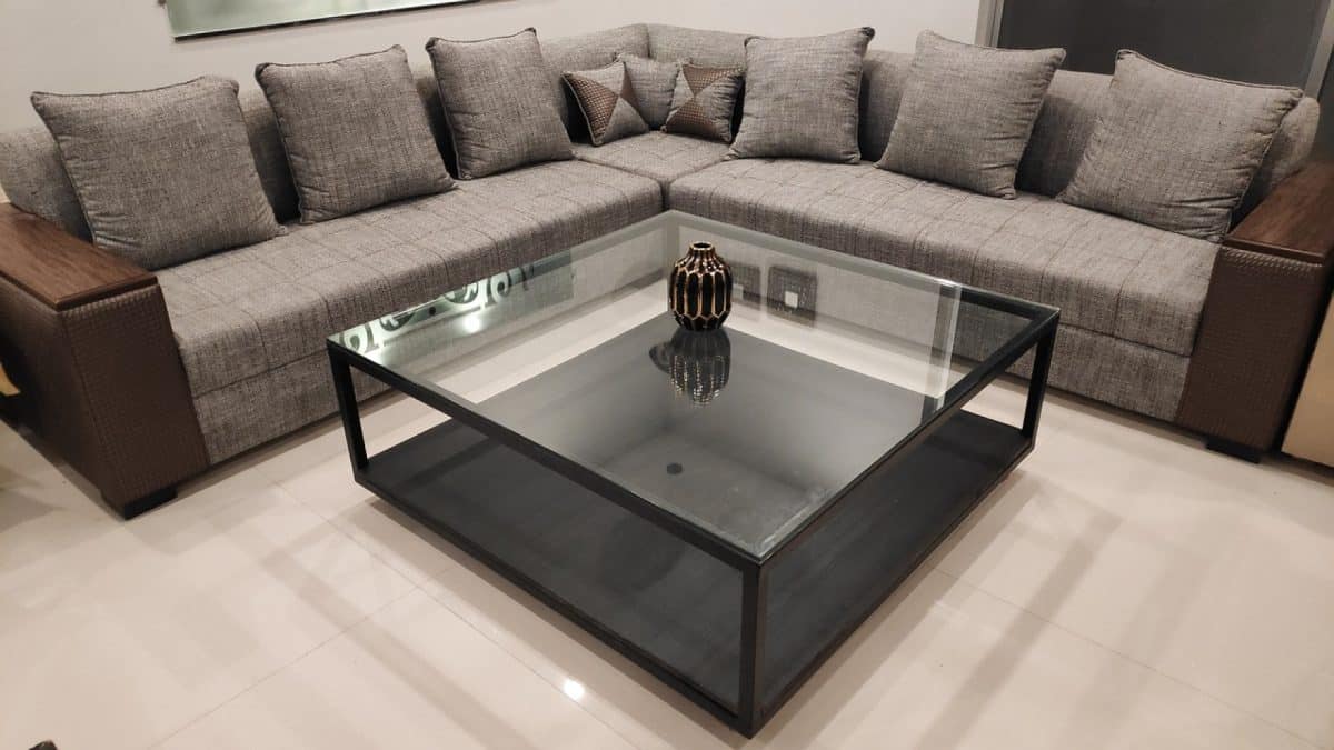 Personnalisez votre espace avec une table carrée en verre trempé de qualité