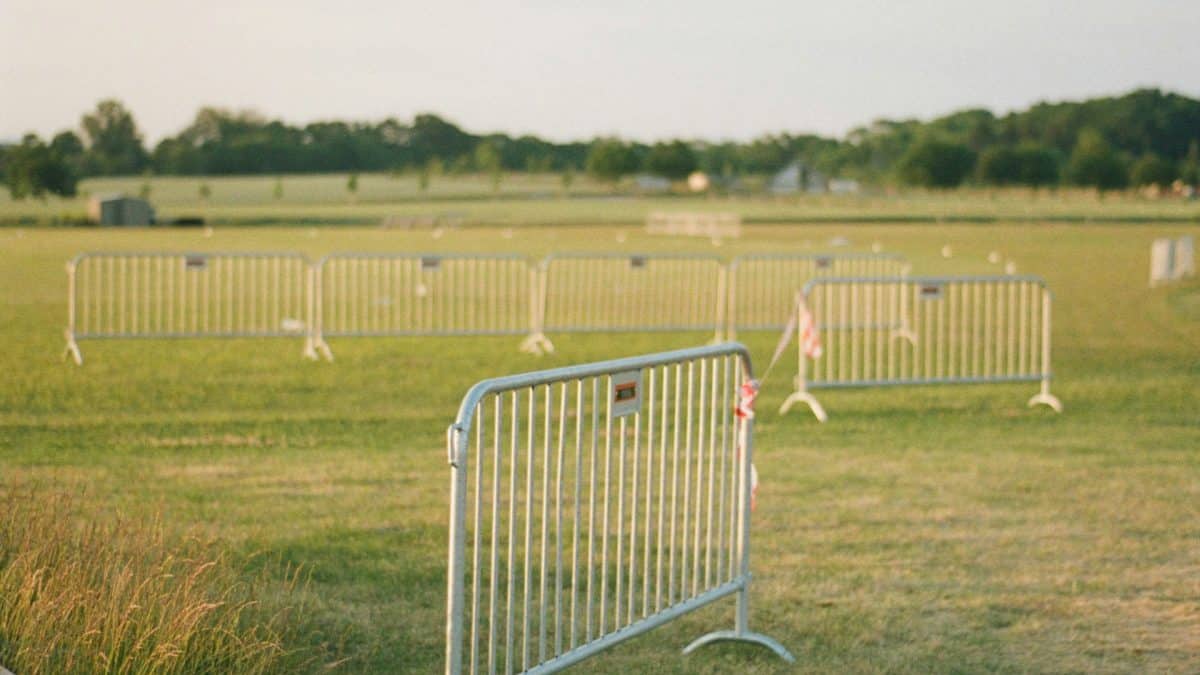 Préparation et réponse aux situations d'urgence : l'importance des barrières de sécurité dans la gestion des foules