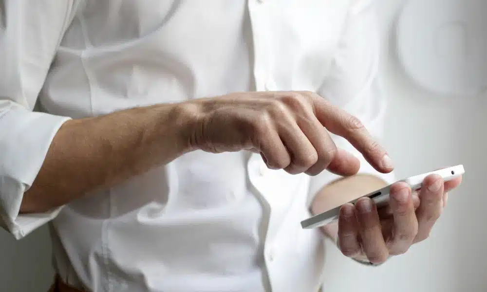 un homme utilisant son smartphone