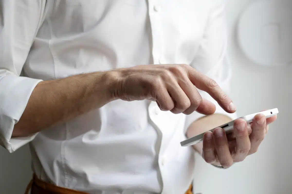 un homme utilisant son smartphone